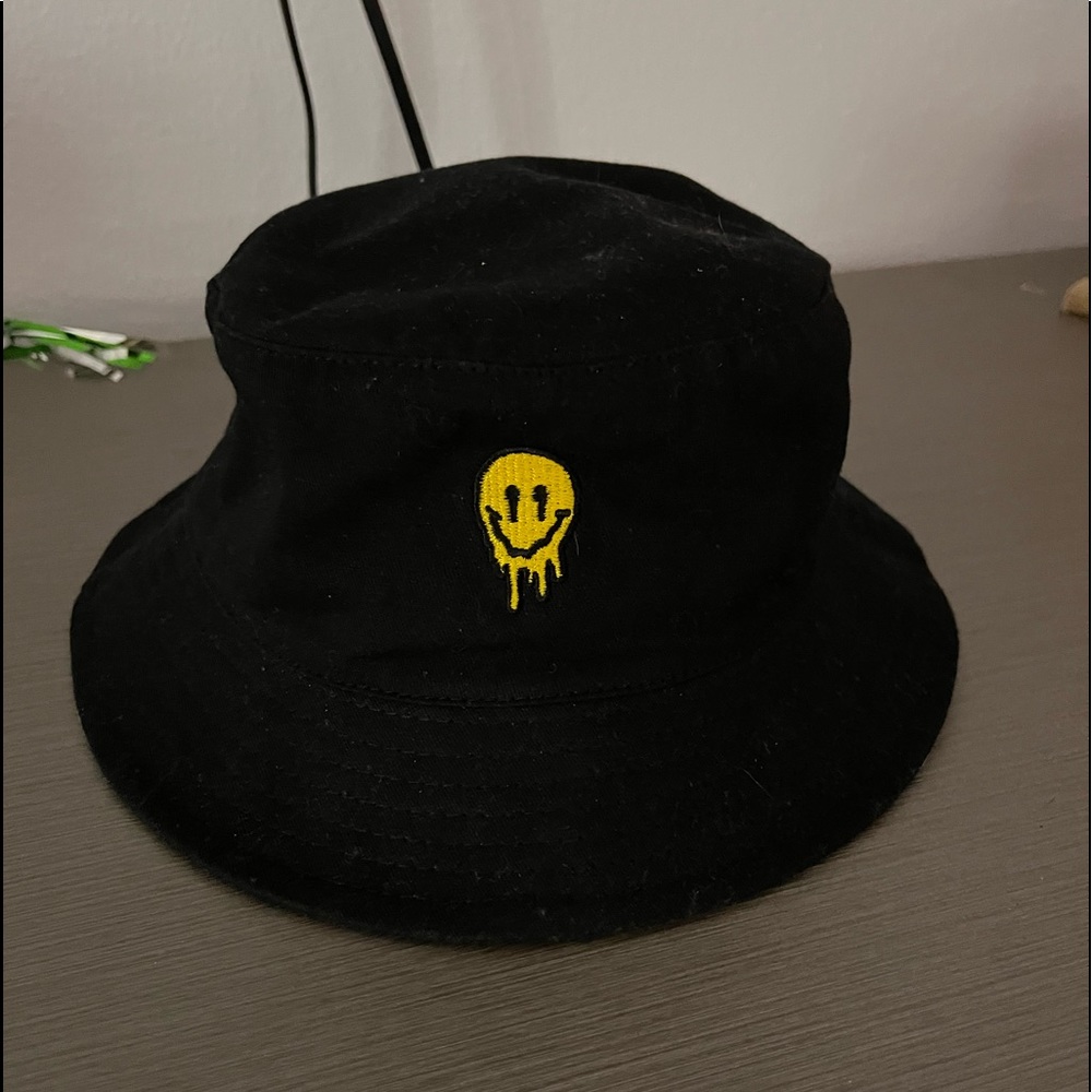 Tillys Drippy Smiley Bucket Hat
